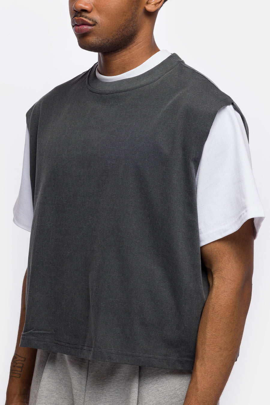 Estudio Niksen Muscle Cropped T-Shirt in Charcoal - Notre