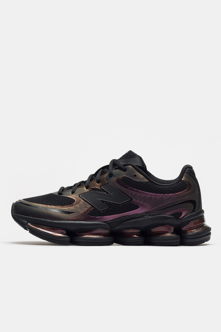 New Balance 2000 Sneaker in Black/Iridescent - Notre