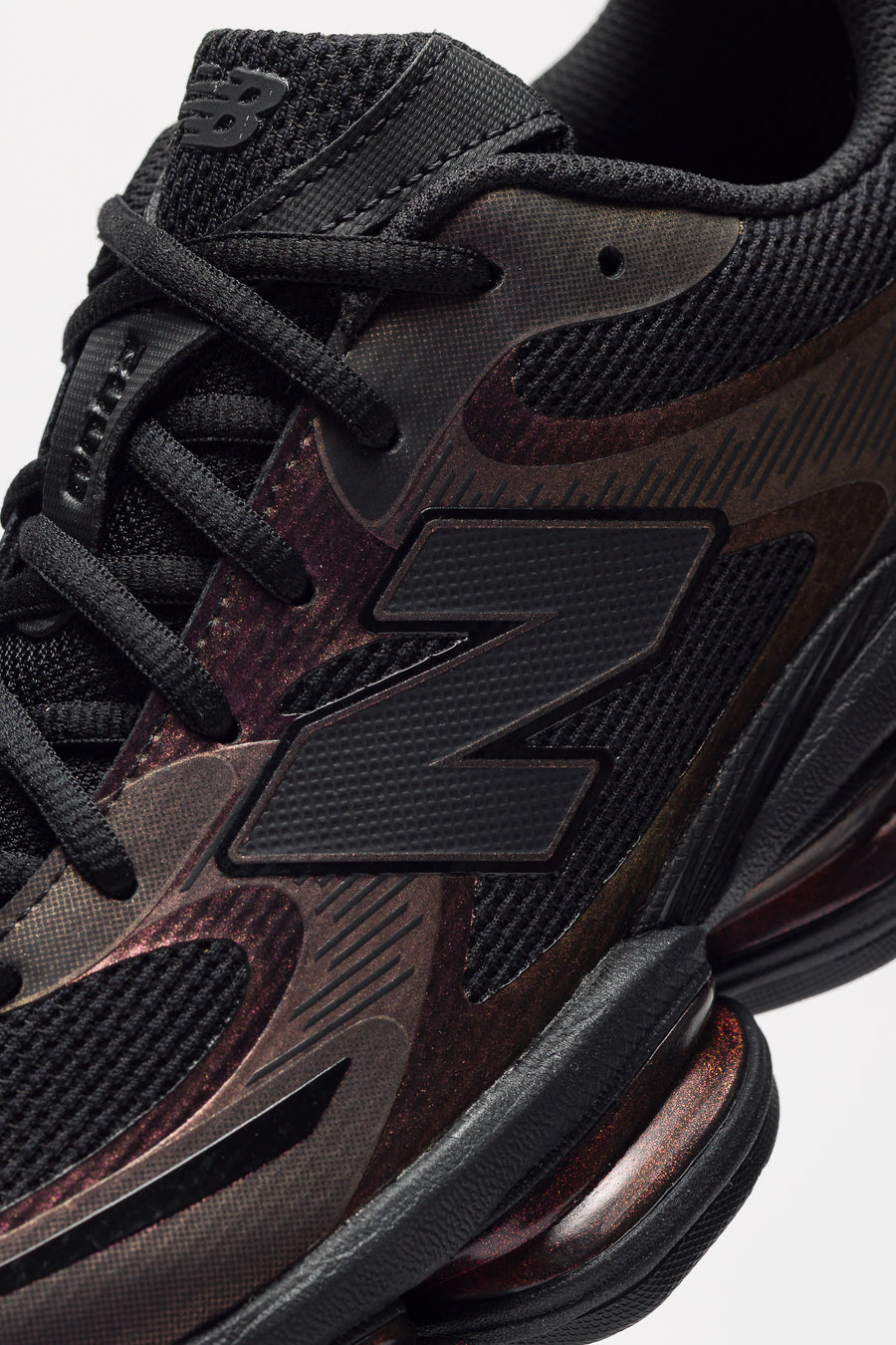 New Balance 2000 Sneaker in Black/Iridescent - Notre