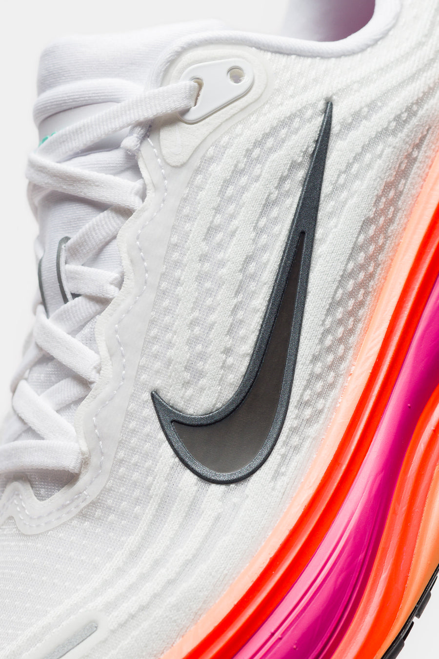Nike Vomero Plus Sneaker in White/Black/Fire Pink/Hyper Crimson - Notre