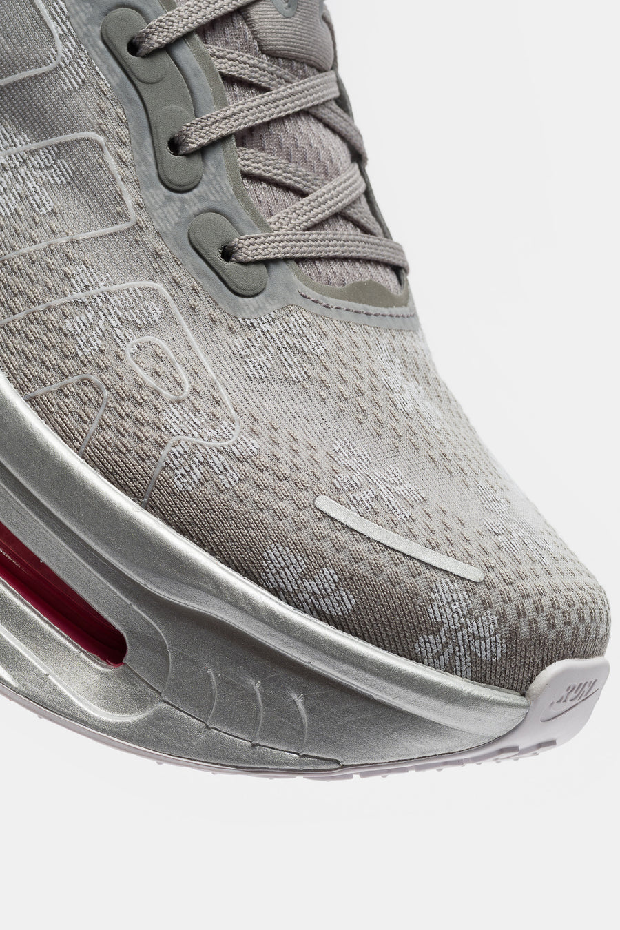 Nike Vomero Premium Sneaker in Geyser Grey/Peony/Metallic Silver - Notre